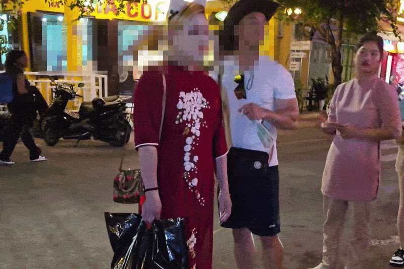 Nguoi dan Hoi An chan khach nuoc ngoai mac ao dai gay phan cam hinh anh