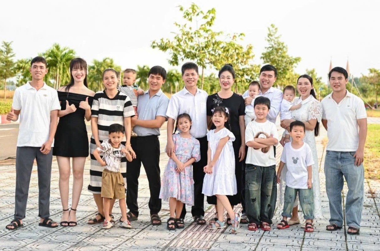 3 chi em lay 3 anh em ruot o Nghe An, song chung mot mai nha hinh anh