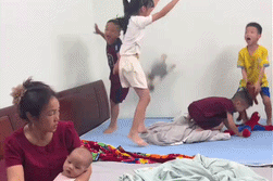 Anh mat that than cua ba khi mot minh trong 5 chau nghi he hinh anh
