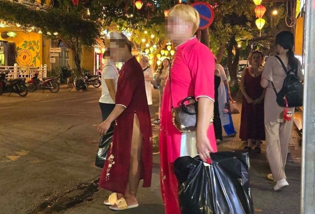 Khach nuoc ngoai mac ao dai gay phan cam o Hoi An hinh anh