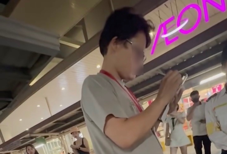 Nguoi phu nu to bi quy chup 'an cap do' o Aeon Mall Long Bien hinh anh