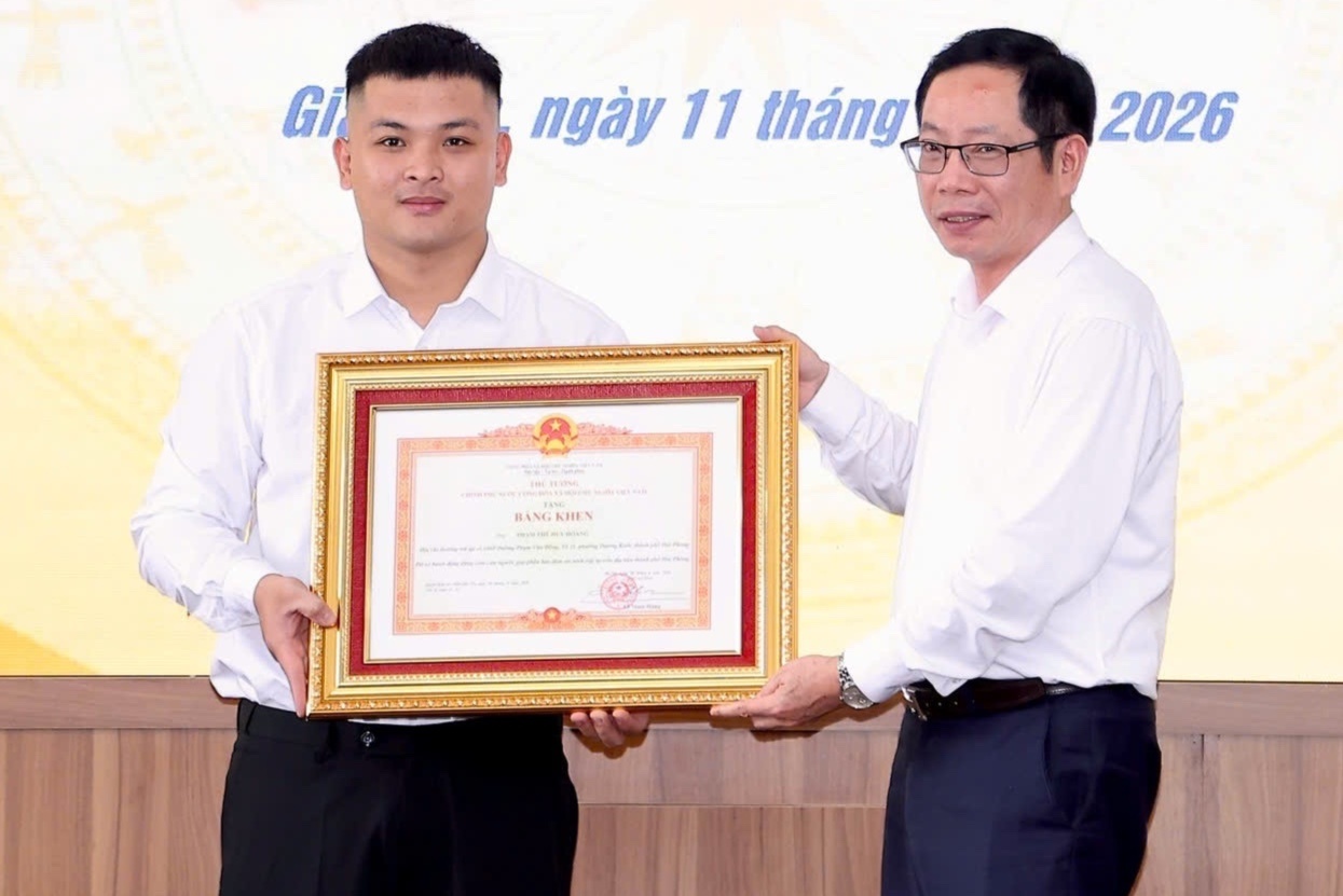 Thanh nien cuu nguoi phu nu o Hai Phong nhan bang khen cua Thu tuong hinh anh