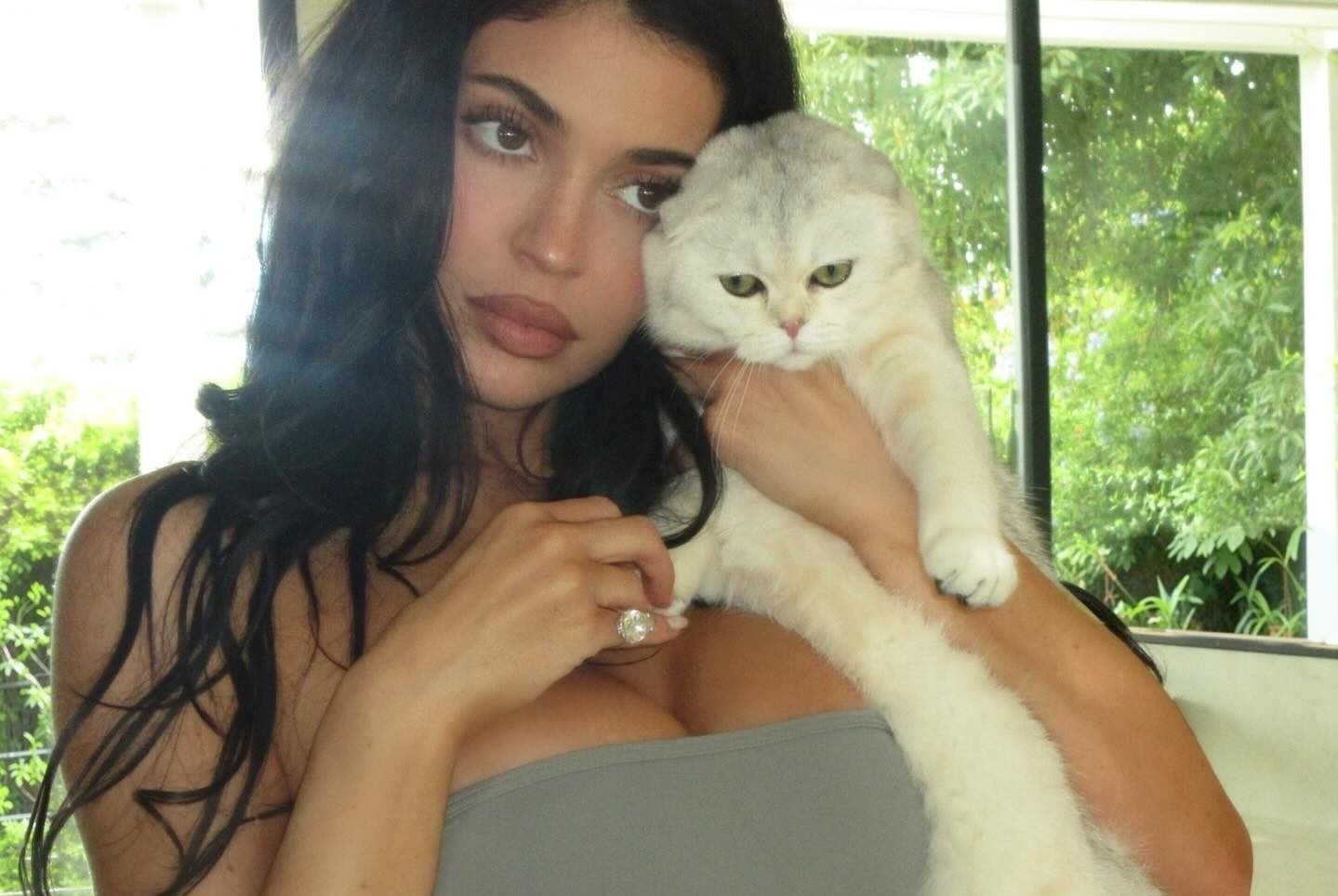 Kylie Jenner hoi sinh xu huong nhan kim cuong hinh qua le hinh anh
