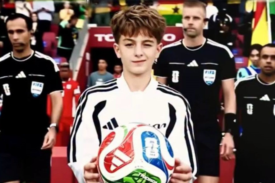 Cai nhay mat gay sot World Cup cua cau be 13 tuoi hinh anh