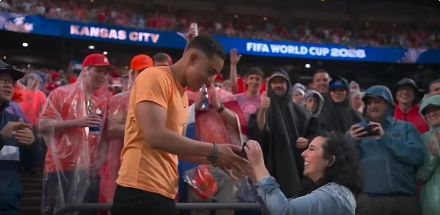 Man cau hon bat ngo giua khan dai World Cup khien ca san vo oa hinh anh