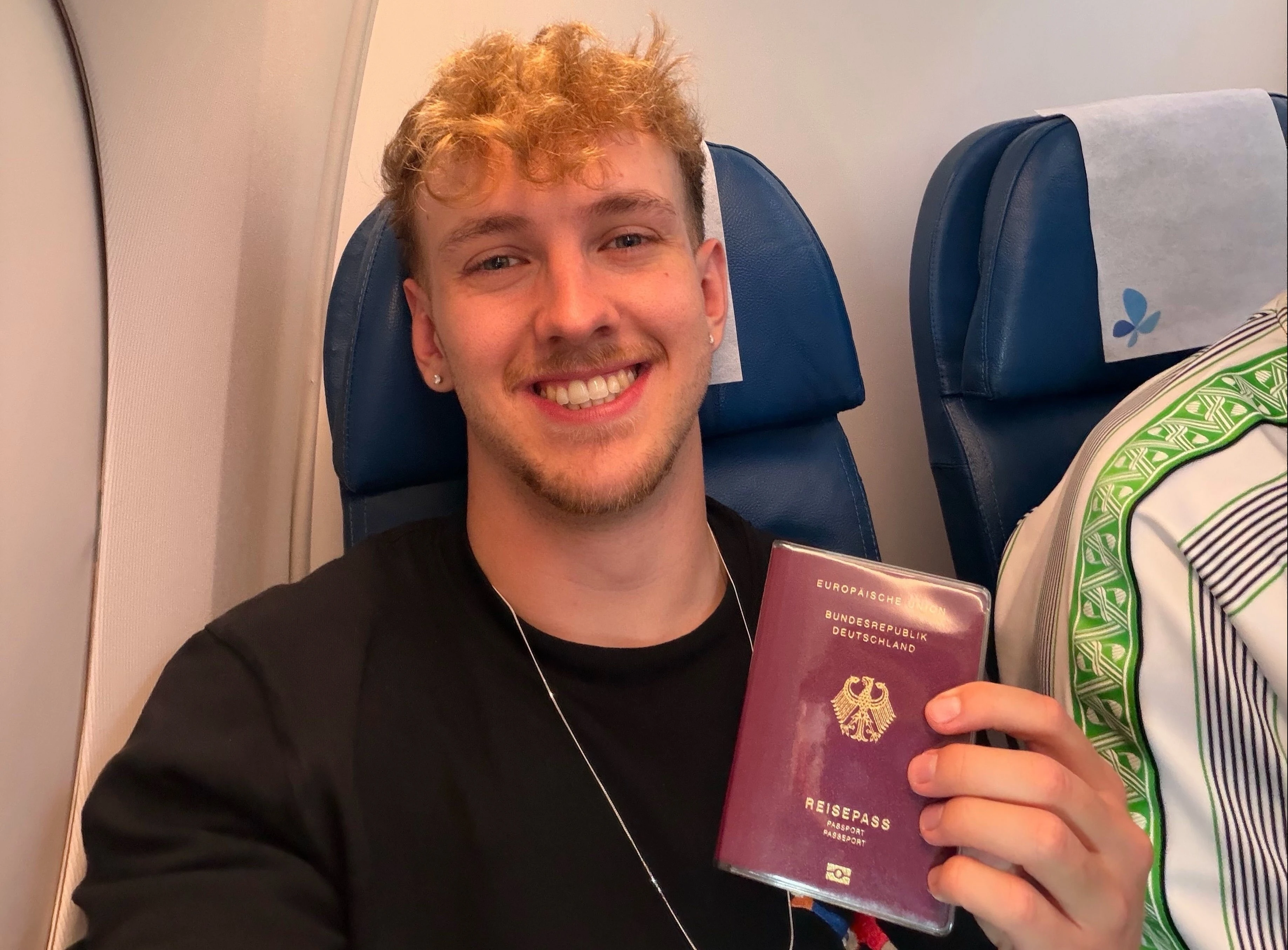 YouTuber Duc vua den My, 'nga ngua' vi doi nha bi loai khoi World Cup hinh anh