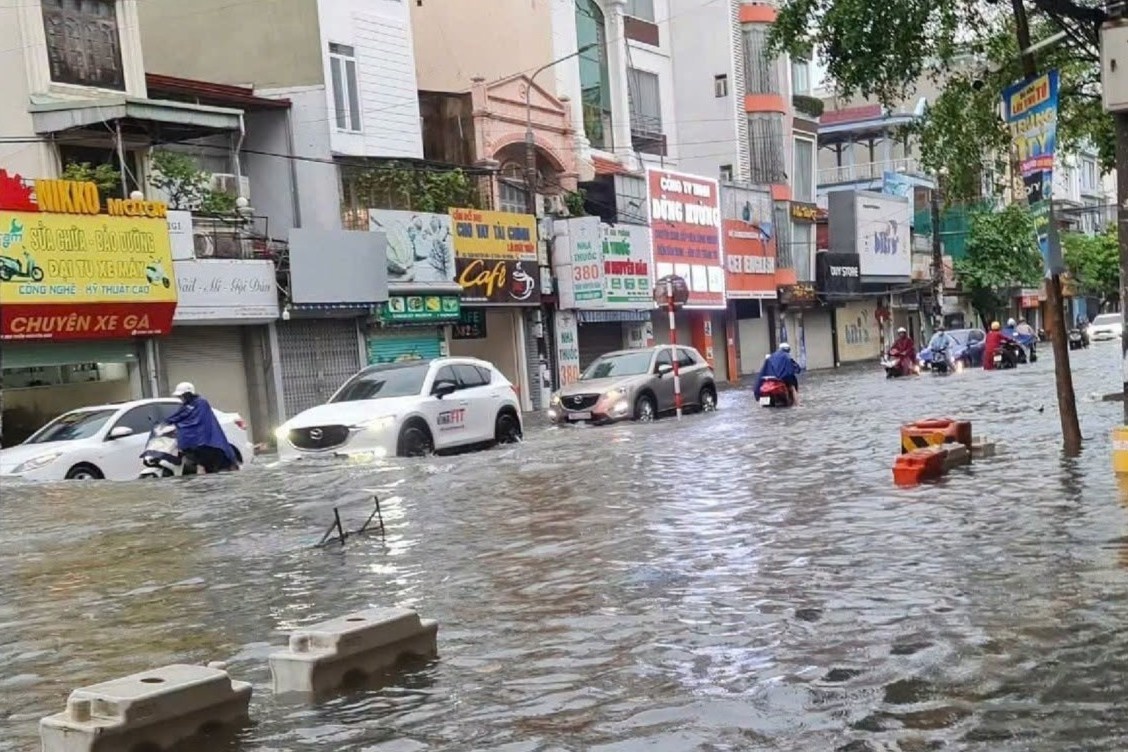 Mua lut, duong bien thanh song o Hai Phong hinh anh