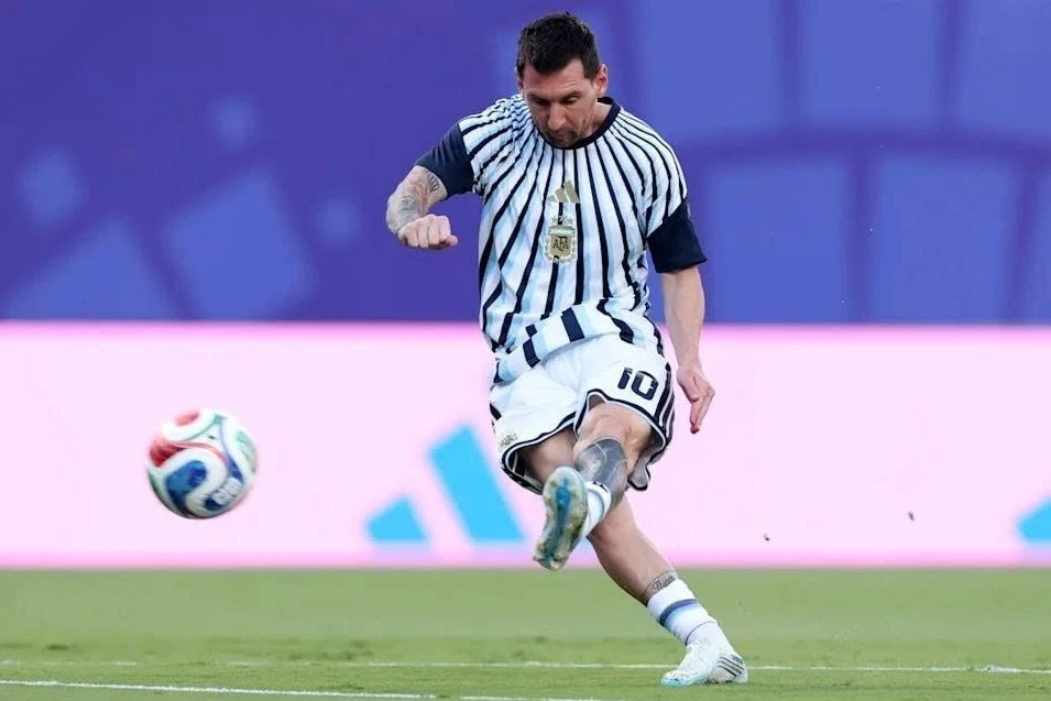Vì sao tuyển Argentina đeo băng đen trong trận gặp Thụy Sĩ?