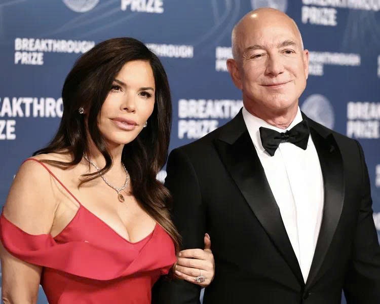 Dieu it biet ve nhan cau hon trieu USD ty phu Jeff Bezos tang vo hinh anh