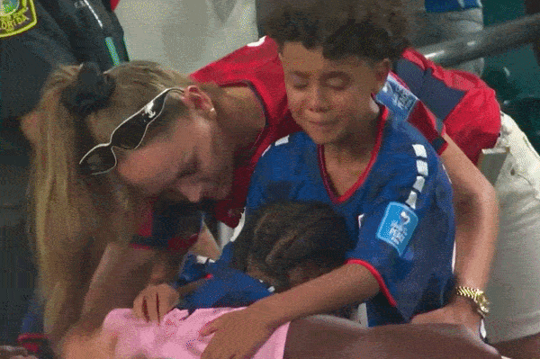 Cau thu Cape Verde om vo, con khoc nghen sau bi kich phut bu gio hinh anh