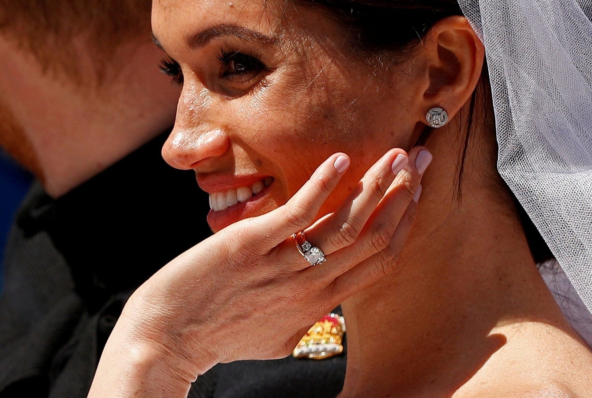 Phong cach nhan cuoi pha vo truyen thong cua Meghan Markle hinh anh