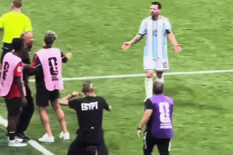 Messi phan ung truoc hanh dong 'cau cuu' cua HLV Ai Cap hinh anh