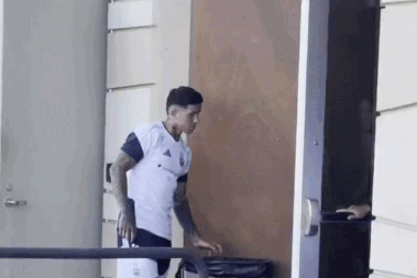 Khoanh khac Messi duoc dong doi 'ho tong' gay sot hinh anh