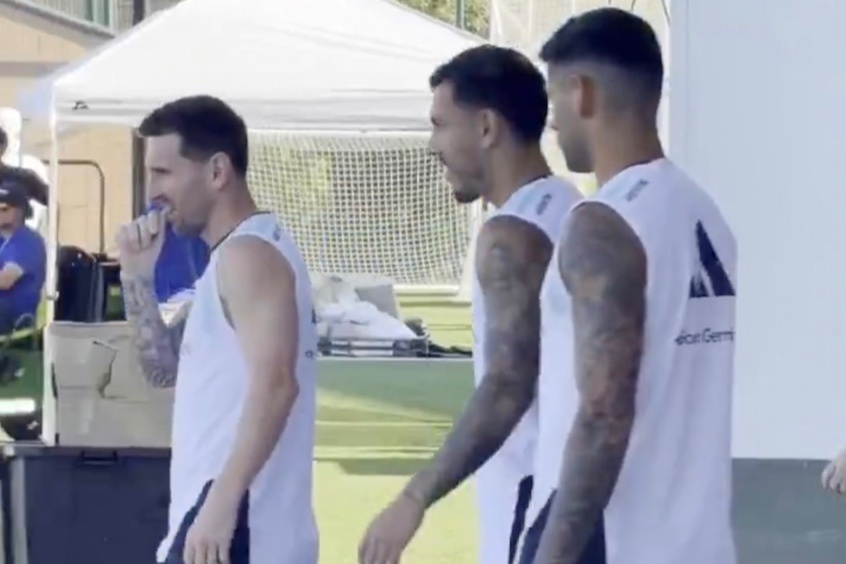 Khoanh khac Messi duoc dong doi theo sau gay chu y hinh anh