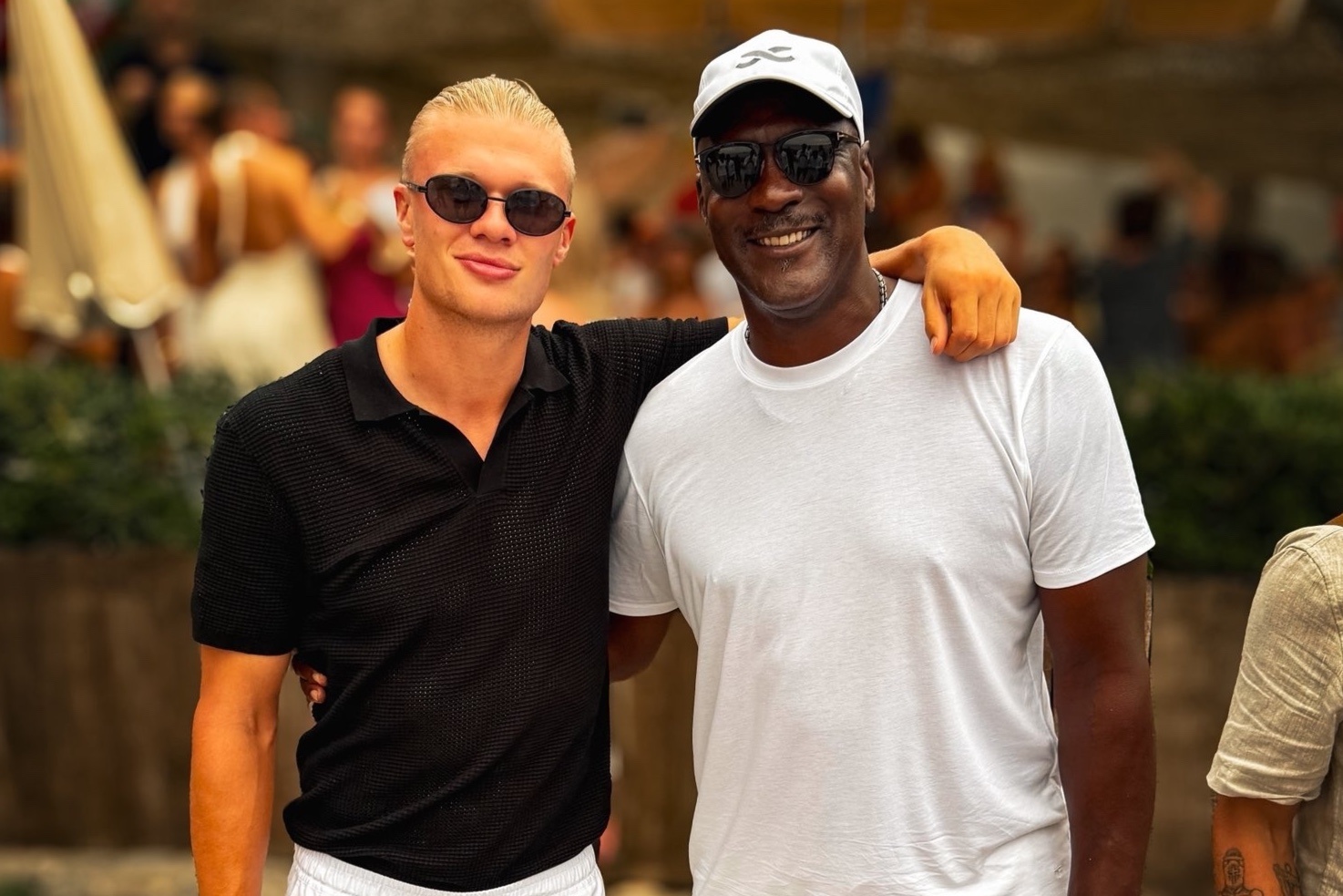 Haaland 'trông như vệ sĩ' khi đứng cạnh Michael Jordan 