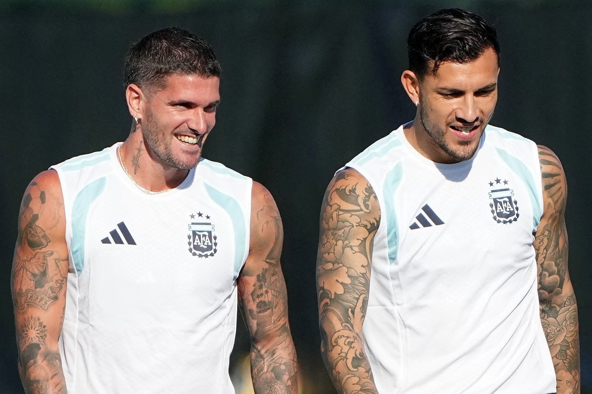 Hai 'vệ sĩ' điển trai của Messi