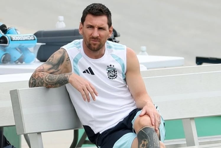 Khoảnh khắc Messi ngồi 'chill' trước trận bán kết gây sốt mạng
