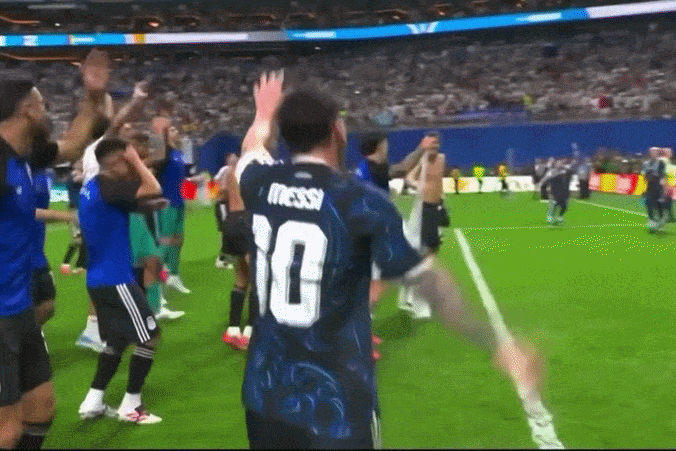 Hết đi bộ trên sân, Messi lại ăn mừng kiểu 'dưỡng sinh'