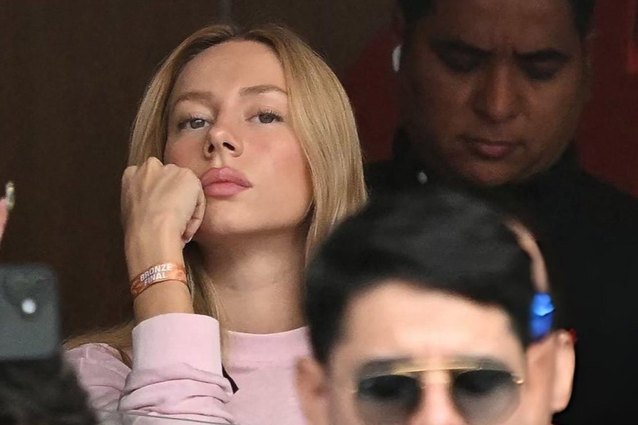 Bạn gái Mbappe gây sốt trên khán đài VIP