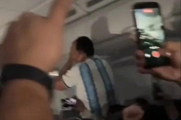 Hành khách Argentina bị phi công Tây Ban Nha lừa đội nhà vô địch World Cup