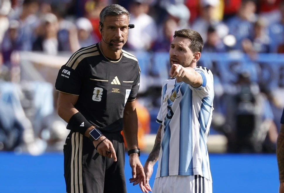 Trọng tài giải nghệ sau chung kết World Cup: 'Messi đã cư xử đúng mực'