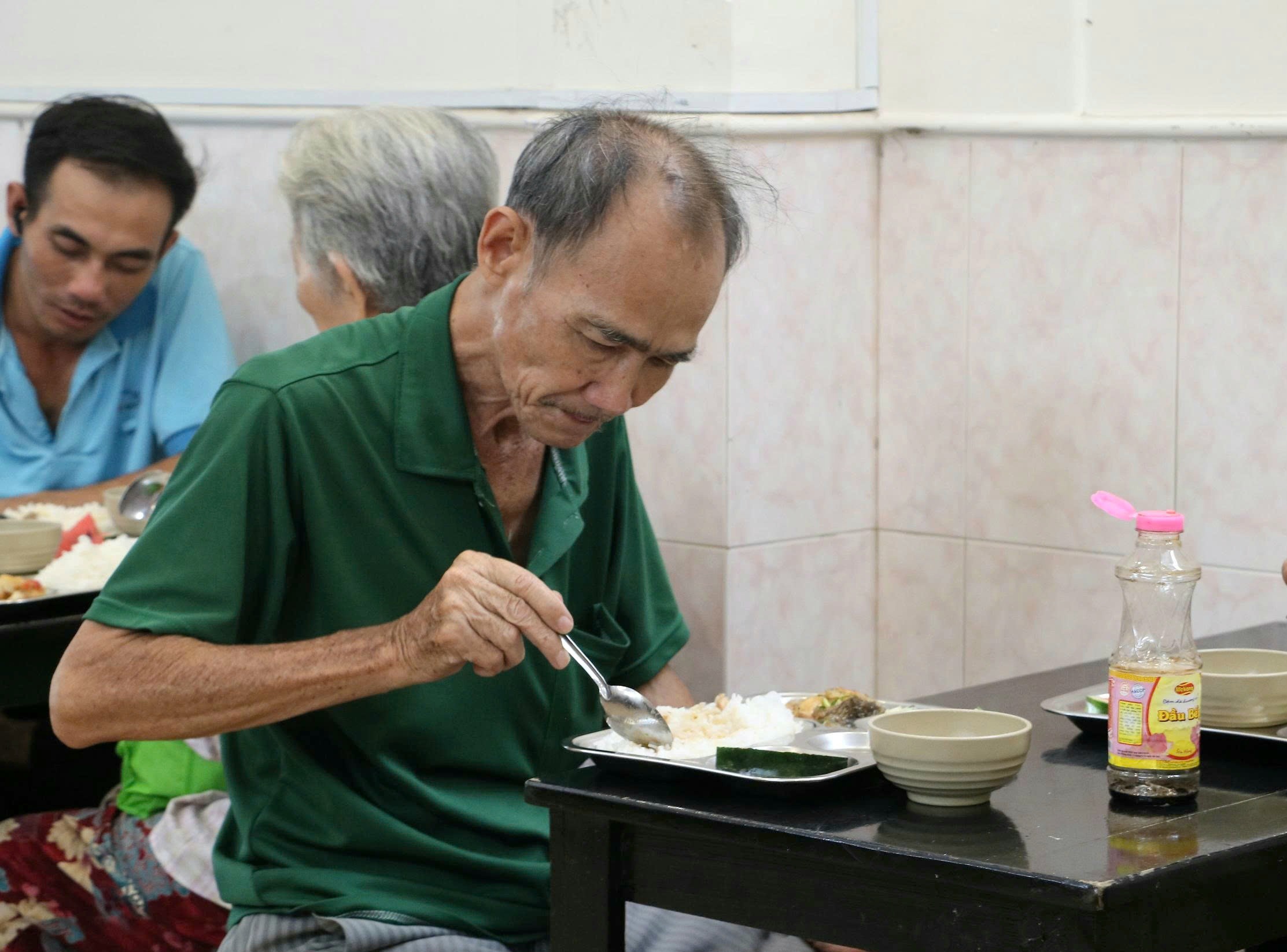 Quán cơm chỉ mong được 'ế' khách ở TP.HCM