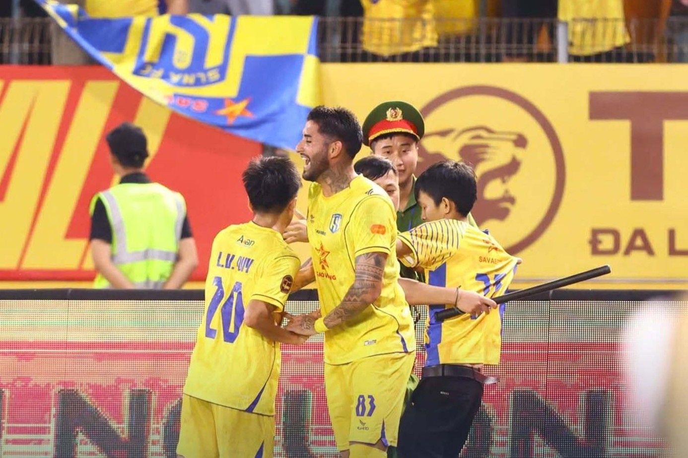 CLB H&agrave; Nội ảnh 1