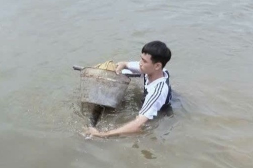 Nam sinh lớp 11 lao xuống kênh cứu hai em nhỏ đuối nước