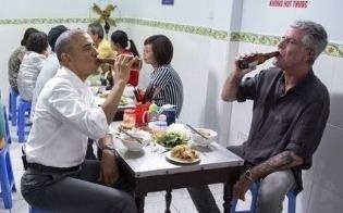 Cuu Tong thong Obama tuong nho dau bep Anthony Bourdain tren Twitter hinh anh