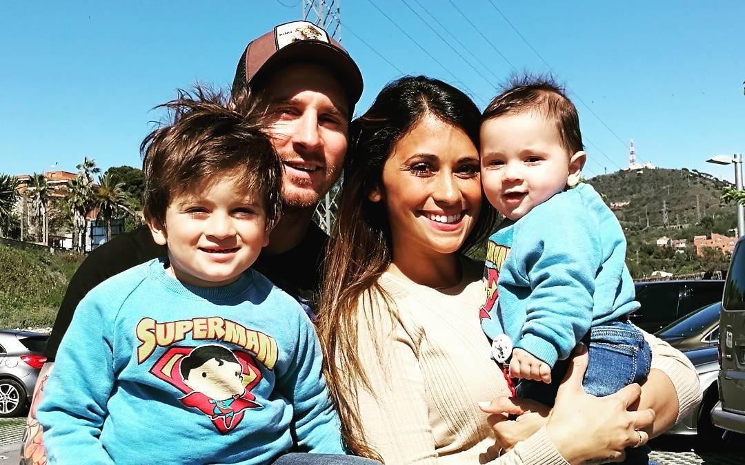 Khac Ronaldo, Messi luon ben gia dinh trong cac chuyen du lich hinh anh