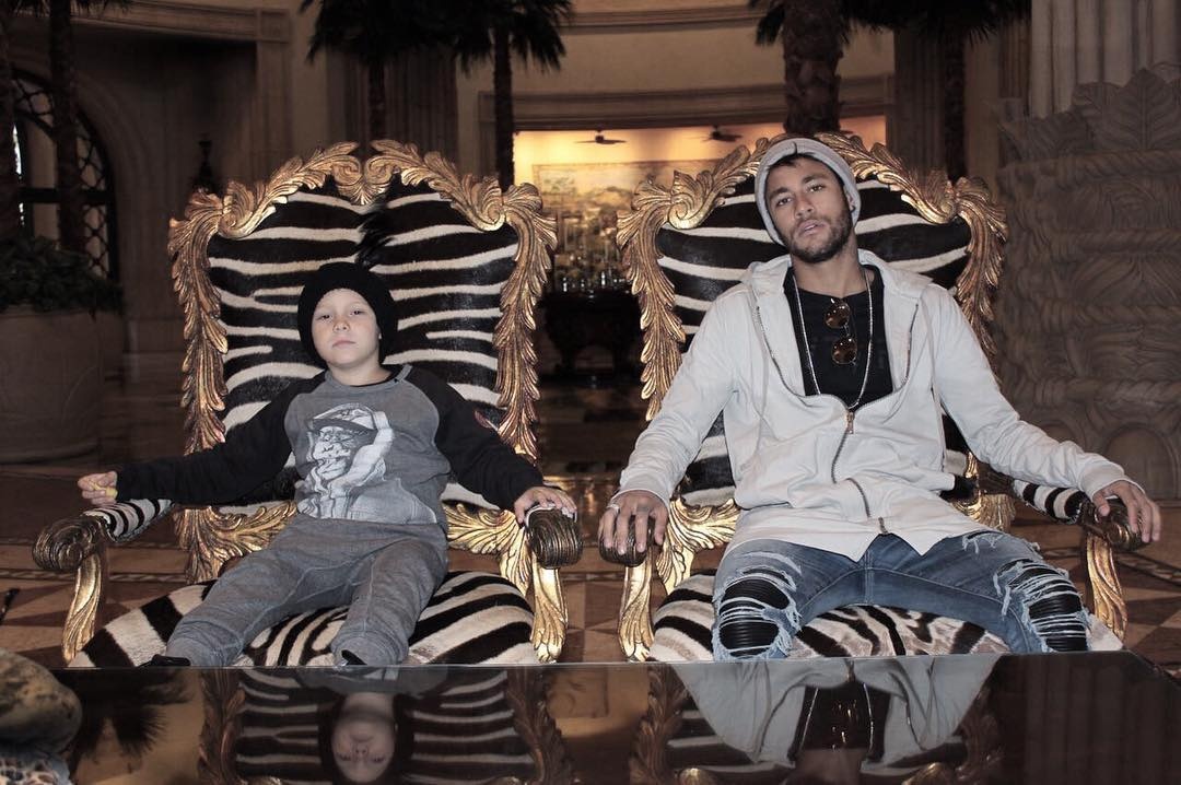 Neymar di du lich anh 16