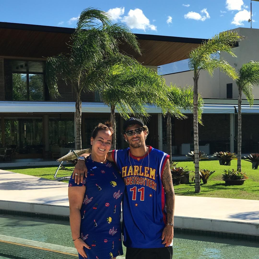 Neymar di du lich anh 6