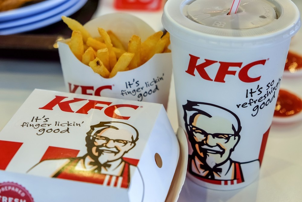KFC Singapore ngung su dung coc va ong hut nhua nham bao ve moi truong hinh anh