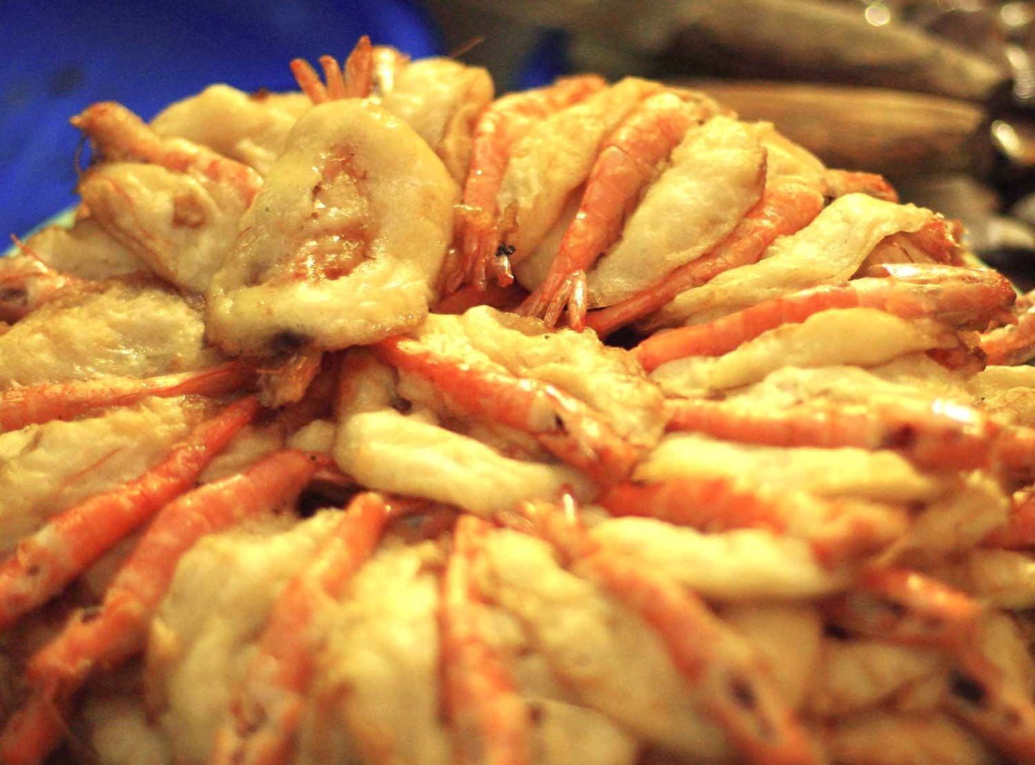 Banh tom Ho Tay len song CNN hinh anh