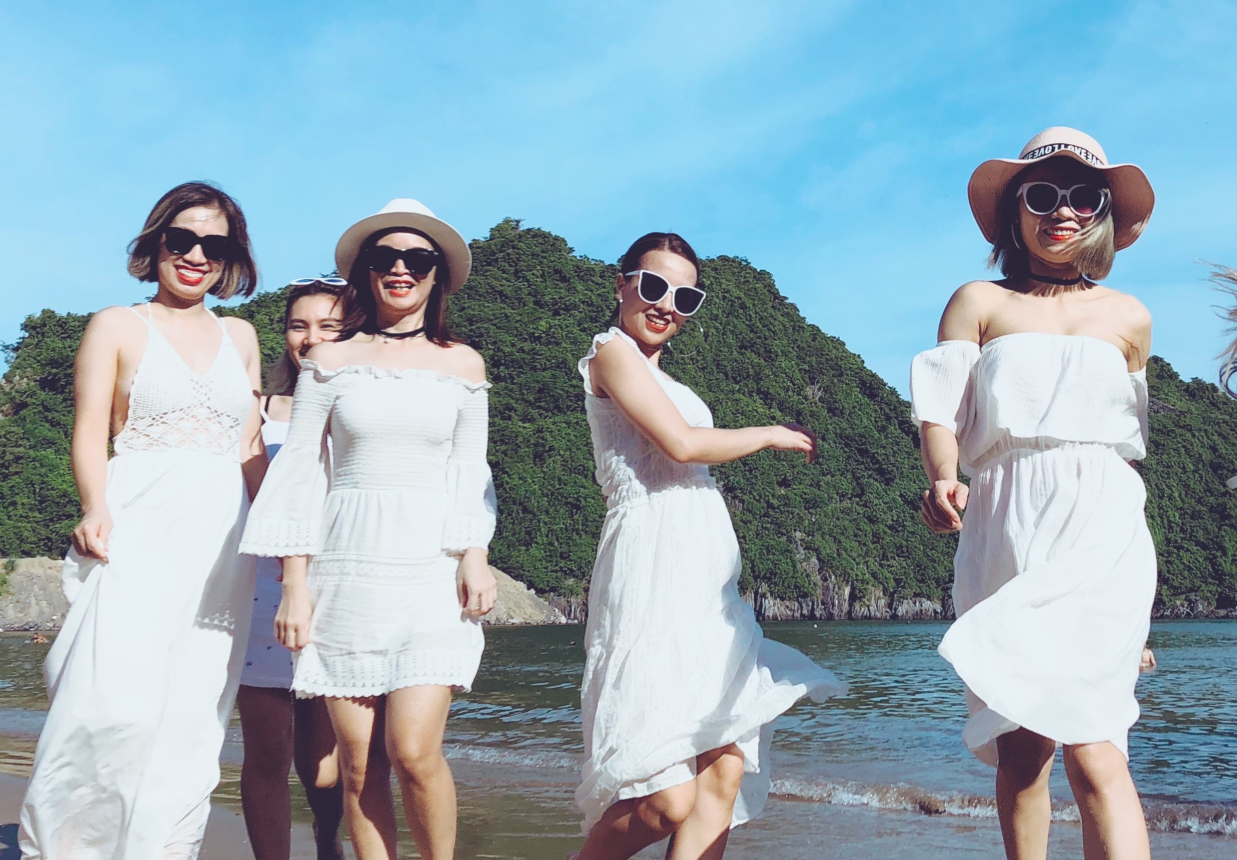 #Mytour: Lenh denh pha dao vinh Lan Ha cung nhom ban than dip 2/9 hinh anh