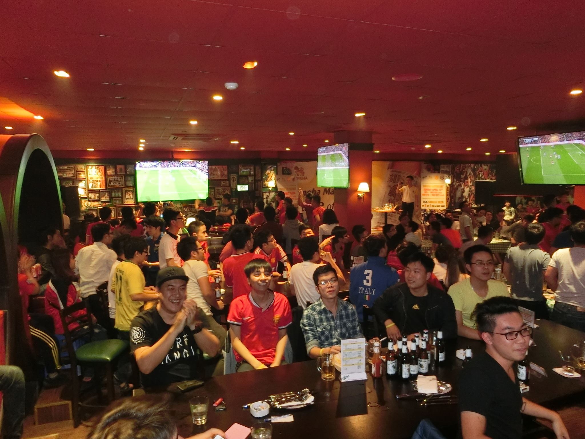 quan xem bong da co vu tuyen Viet Nam tai Ha Noi anh 1