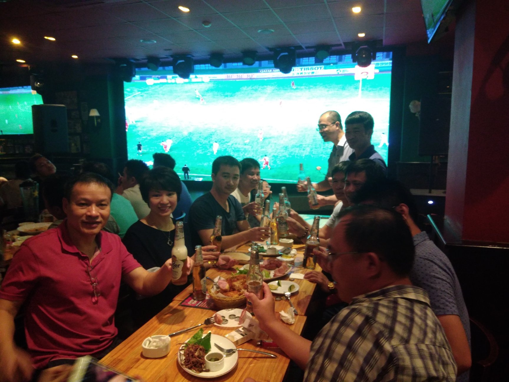 quan xem bong da co vu tuyen Viet Nam tai Ha Noi anh 2