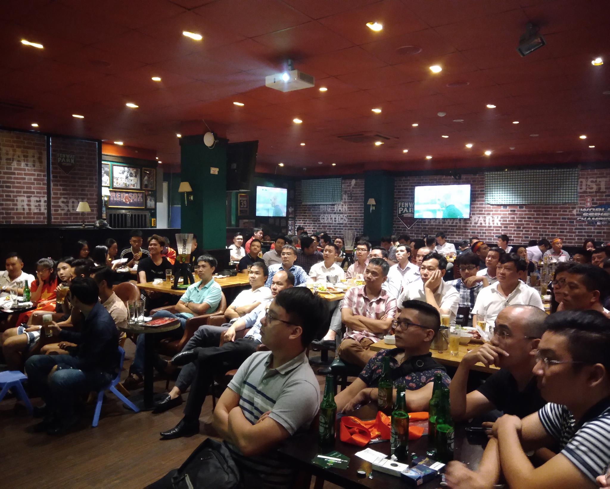 quan xem bong da co vu tuyen Viet Nam tai Ha Noi anh 4