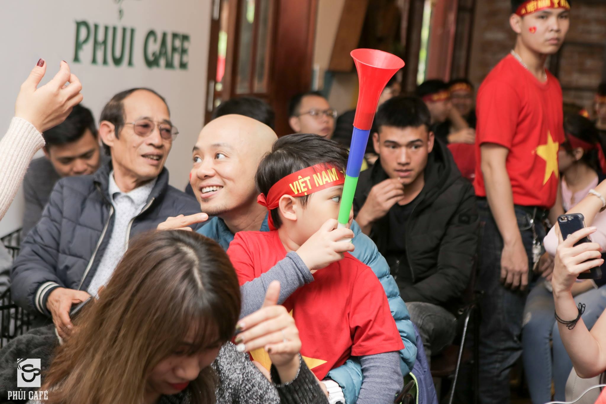 quan xem bong da co vu tuyen Viet Nam tai Ha Noi anh 9