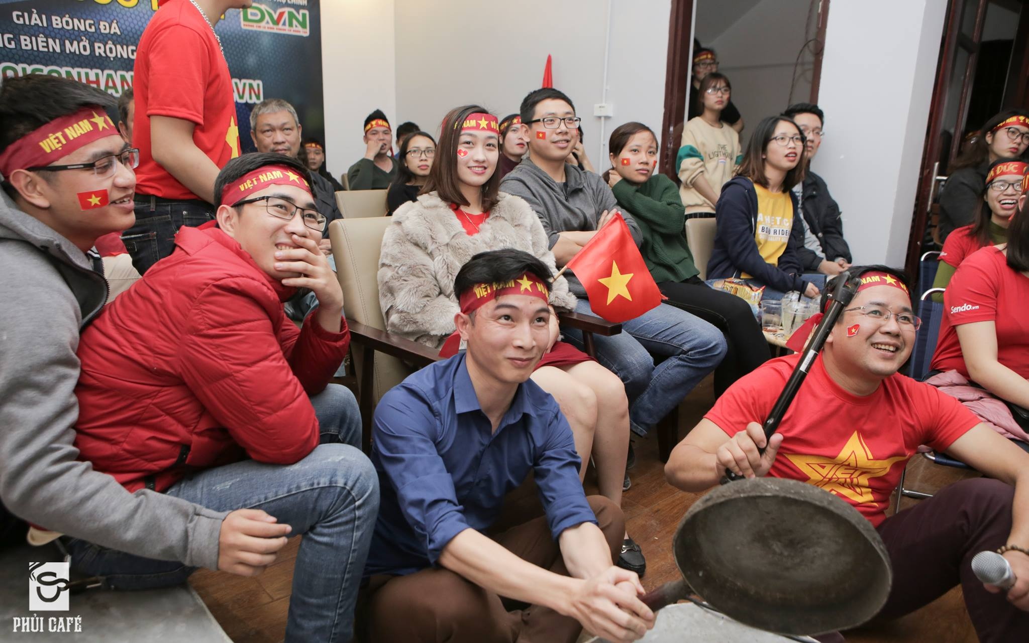 quan xem bong da co vu tuyen Viet Nam tai Ha Noi anh 10