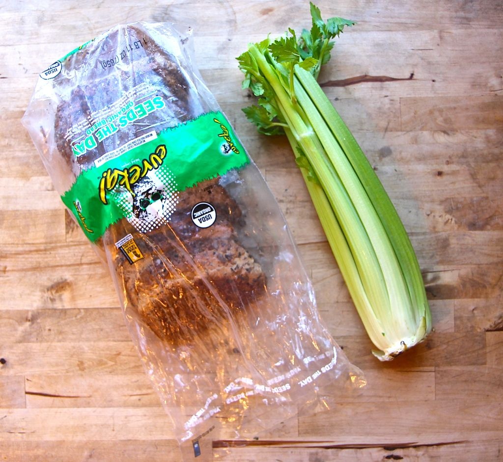 meo nho trong bep anh 12