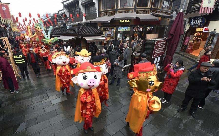 Du khach chen chan tray hoi, xem dua lon dip Tet o Trung Quoc hinh anh