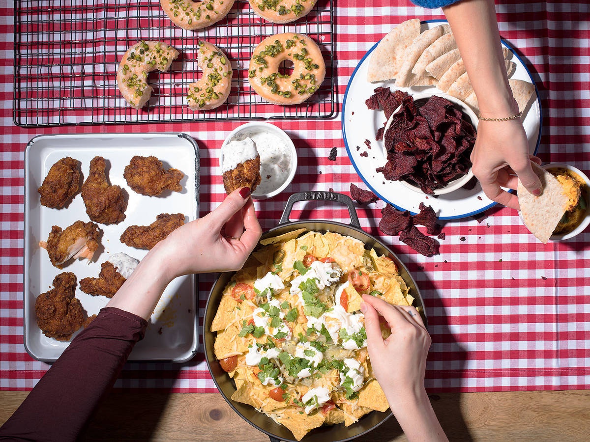 Thuc don hap dan cho bua tiec chi nen dung tay an voi hoi ban than hinh anh