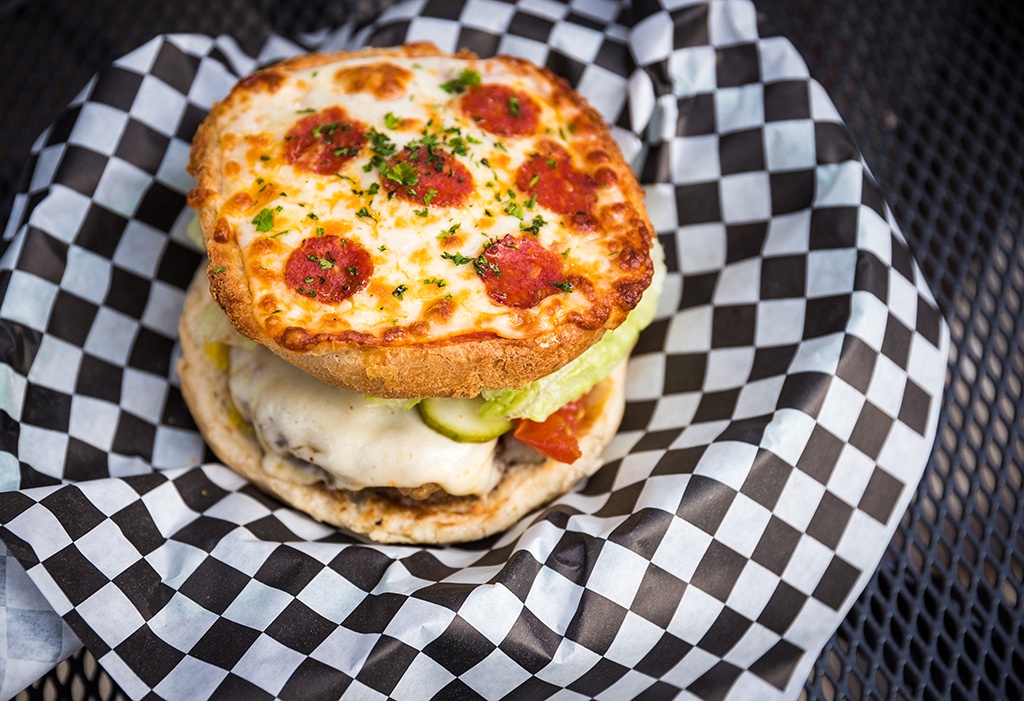 Mo xe chiec burger pizza '2 trong 1' hap dan, me hoac tin do am thuc hinh anh