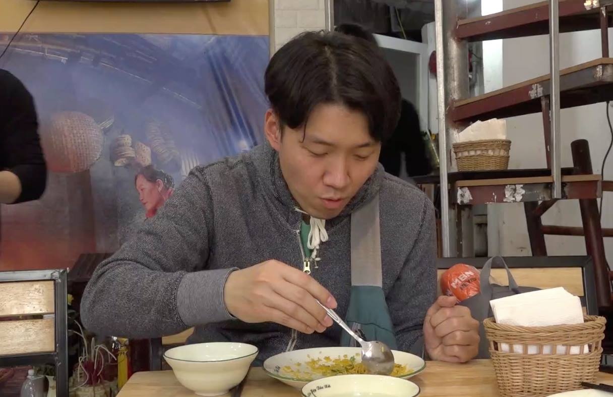 Phong vien Han Quoc: Com rang dua bo Viet Nam rat ngon! hinh anh