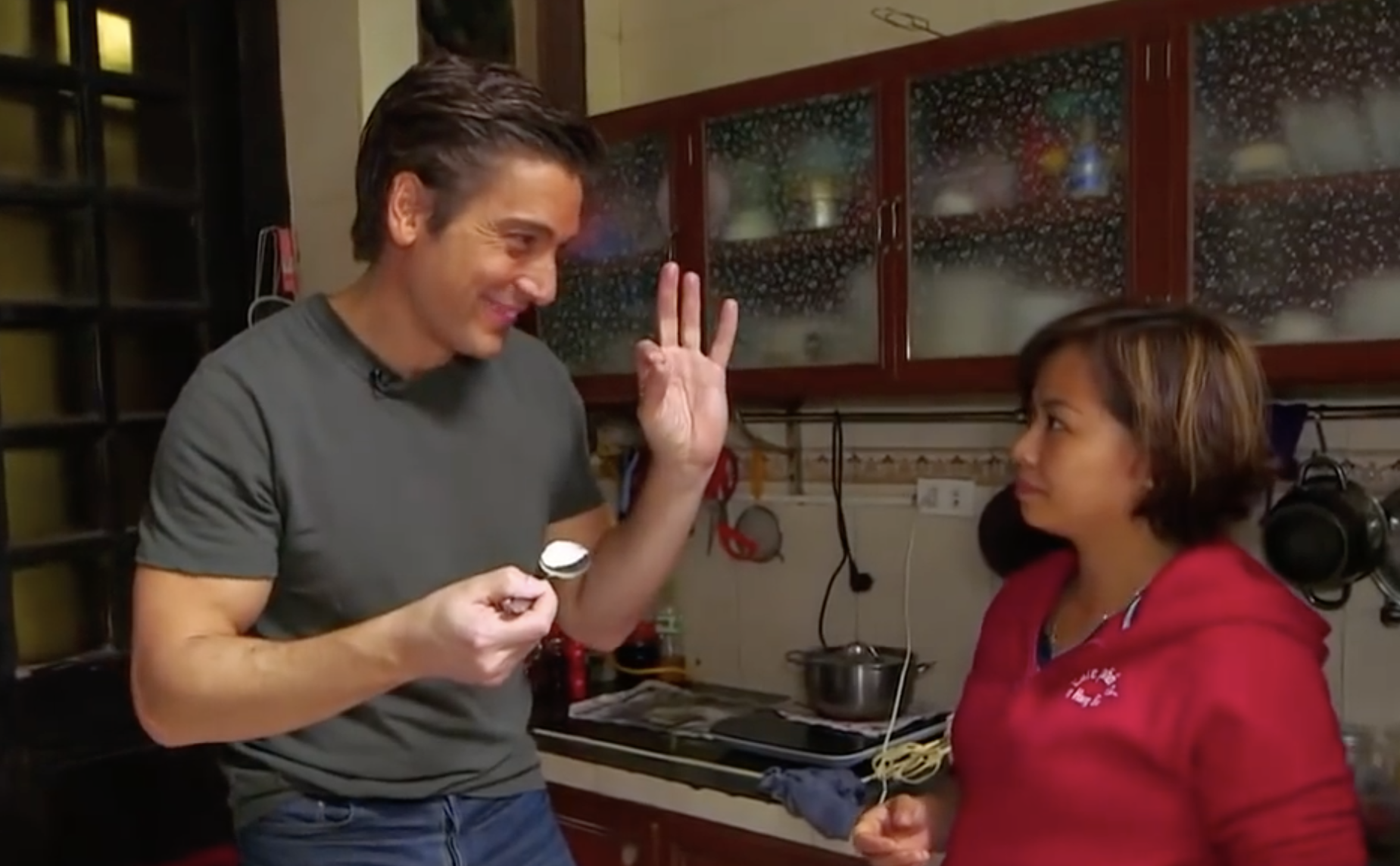 Theo chan phong vien My thuong thuc ca phe trung, nom bo Ha Noi hinh anh