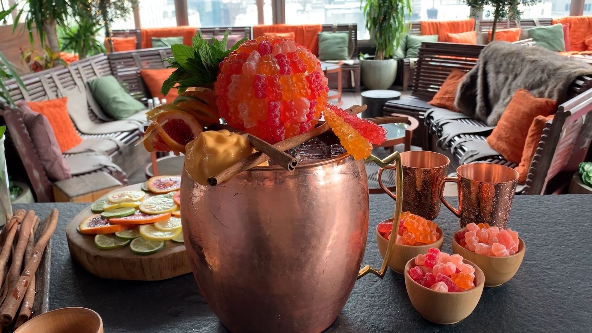 Tu pha che ly cocktail khong lo cho tiec ruou tai gia hinh anh