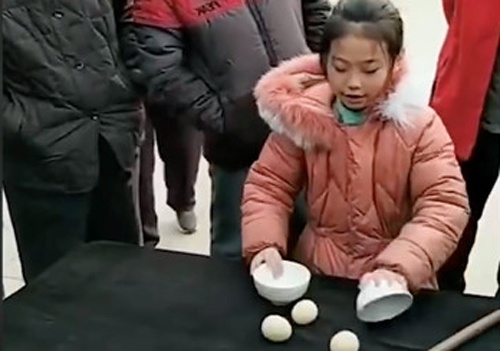 Be gai 7 tuoi dien ao thuat thu hut 1,5 trieu nguoi theo doi tren mang hinh anh