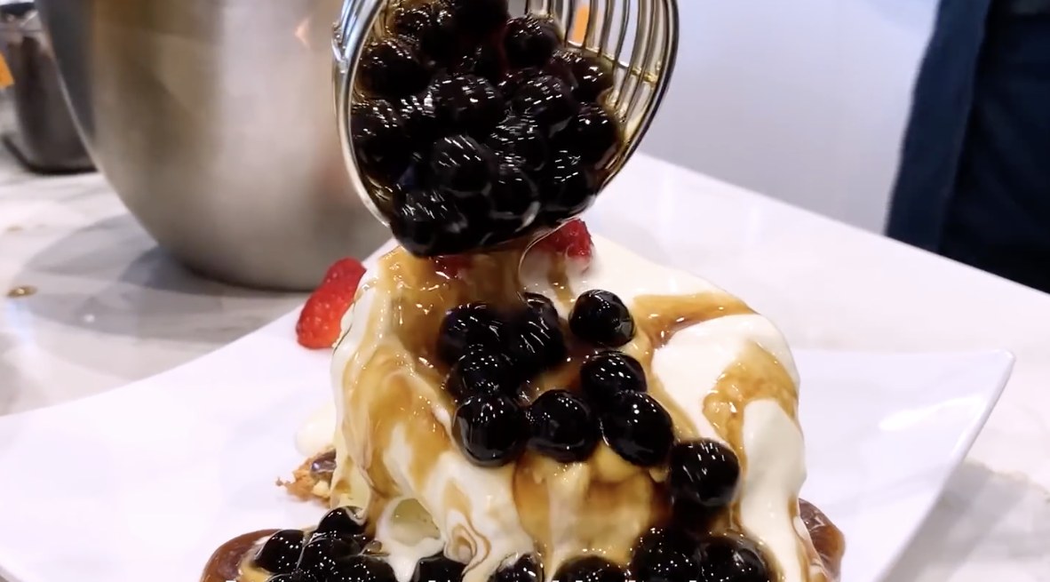 Man nhan ngam banh kep phong Nhat Ban 'lac lu' voi tran chau duong den hinh anh