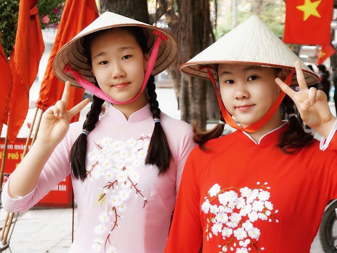 Du khach Han Quoc: Chung toi rat tu tin mac ao dai, doi non la Viet hinh anh